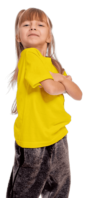 ילדה בחולצה צהובה